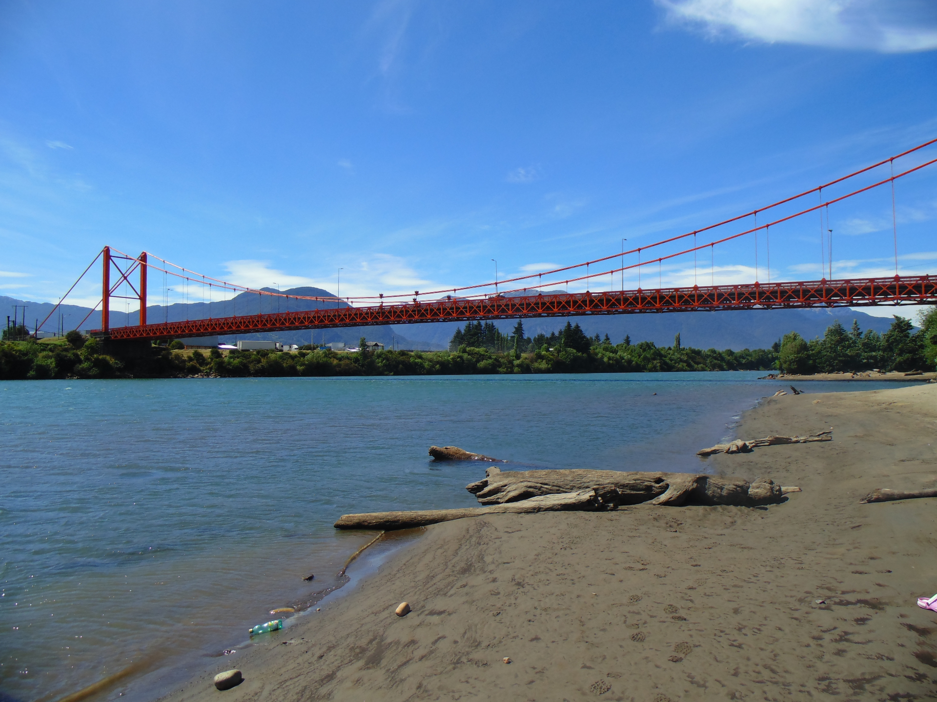 Puente Presidente Ibáñez desde la orilla del río Aysén
